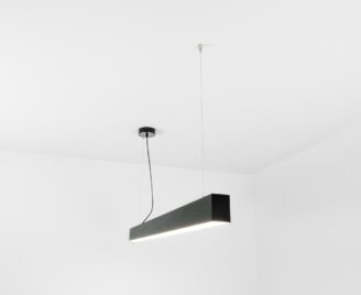 Lampa wisząca ledowa czarna widziana z boku