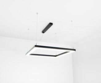 Lampa wisząca w kształcie kwadratu w czarnym kolorze widziana z dołu