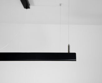 Lampa wisząca w kształcie kwadratu pokazana jak zamontowano mocowanie zawiesia