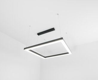 Lampa wisząca na linkach w kwadracie widziana z dołu