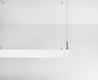 Lampa wisząca w białym kolorze widziana na miejsce zawieszenia