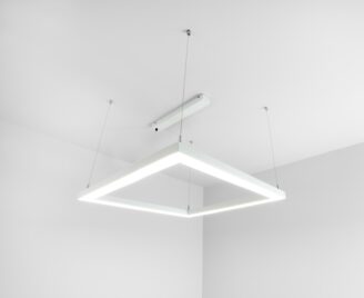 Lampa wisząca biała kwadratowa widziana od dołu