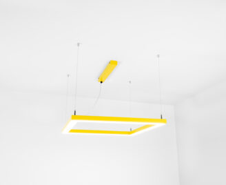 Żółta lampa wisząca w całej okazałości