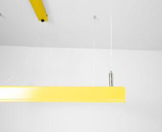 Żółta lampa widziana z bliska w miejscu mocowania zawieszenia