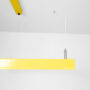 Żółta lampa widziana z bliska w miejscu mocowania zawieszenia