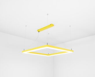 Lampa wisząca kwadratowa w żółtym kolorze widziana z boku