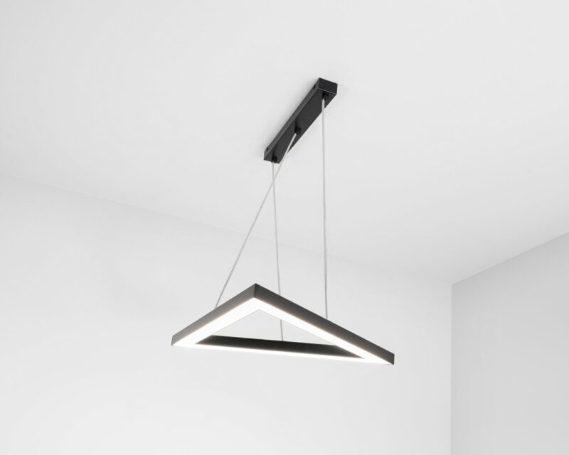 lampa_wiszaca_trojkat_l1_czarna_2