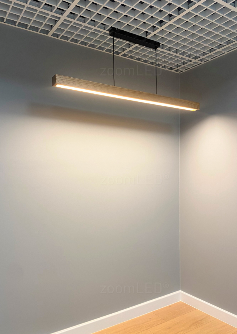 Świecąca lampa wisząca w kolorze drewna