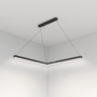 Czarna lampa wisząca w kształcie litery "L"