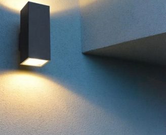 Aranżacja ściany z lampą świecącą w górę i dół