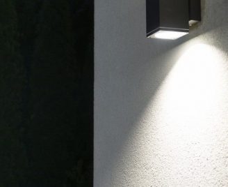Aranżacja ściany z lampą zewnętrzną