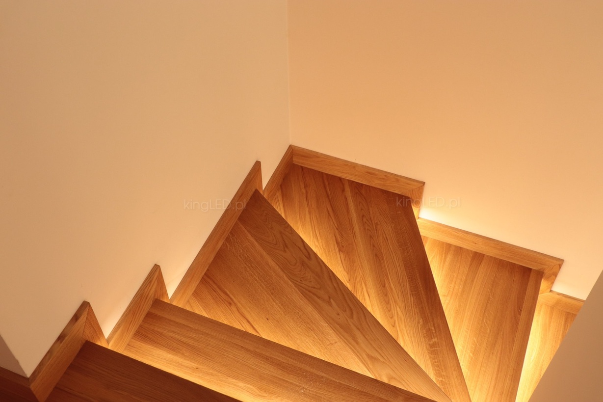 Drewniane schody prowadzące na piętro