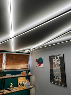 Efektownie podświetlony pokój prostymi lampami zamontowanymi przy suficie