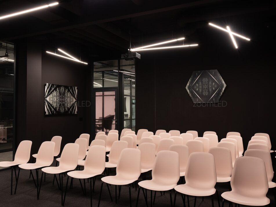 Sala konferencyjna oświetlona prostymi lampami