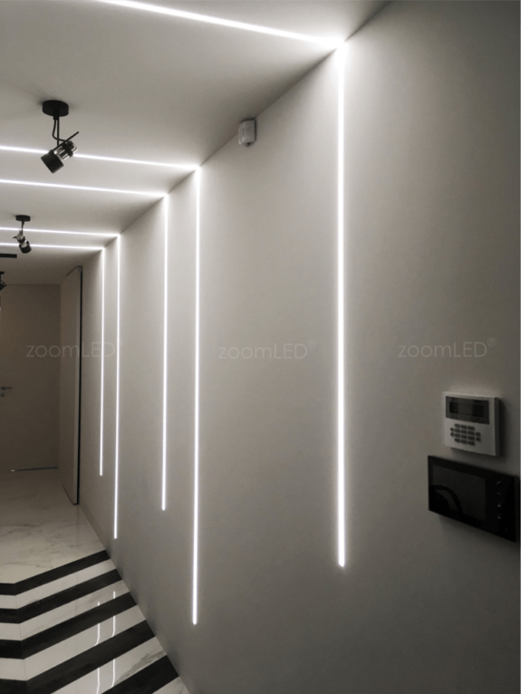Efektowne podświetlenie korytarza światłem zamontowanym podtynkowo w suficie i ścianie
