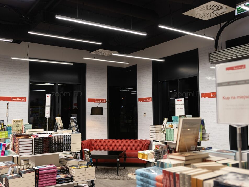 Czerwona sofa ułatwiające czytanie książek w księgarni