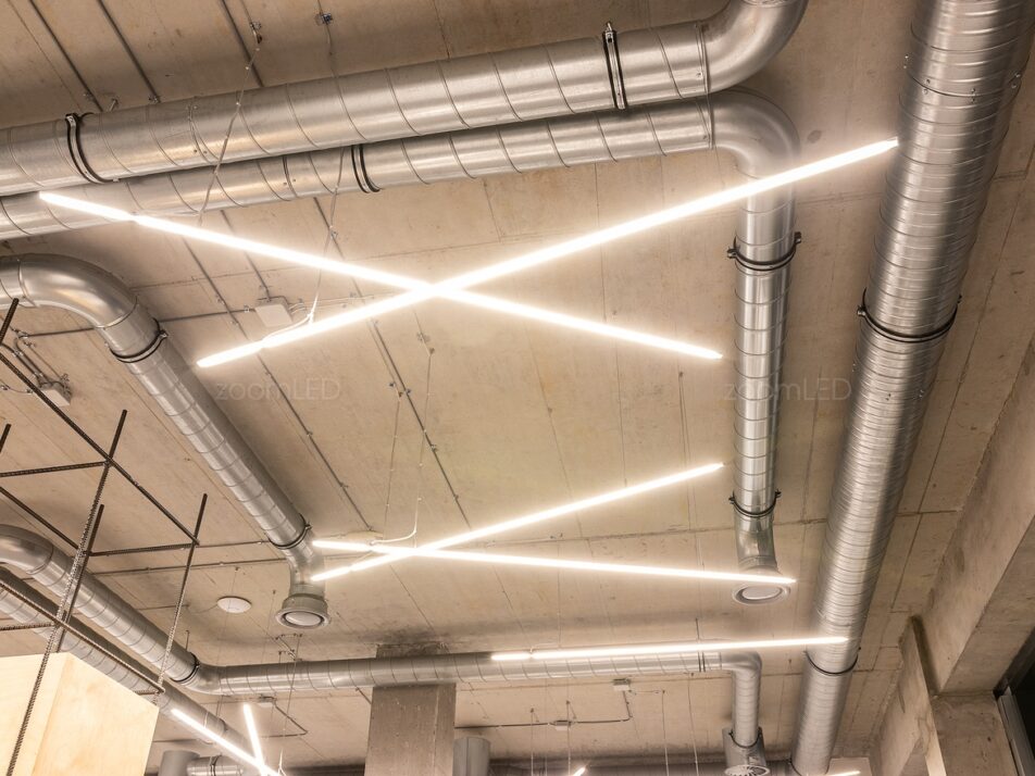 Proste lampy montowane w industrialnych wnętrzach