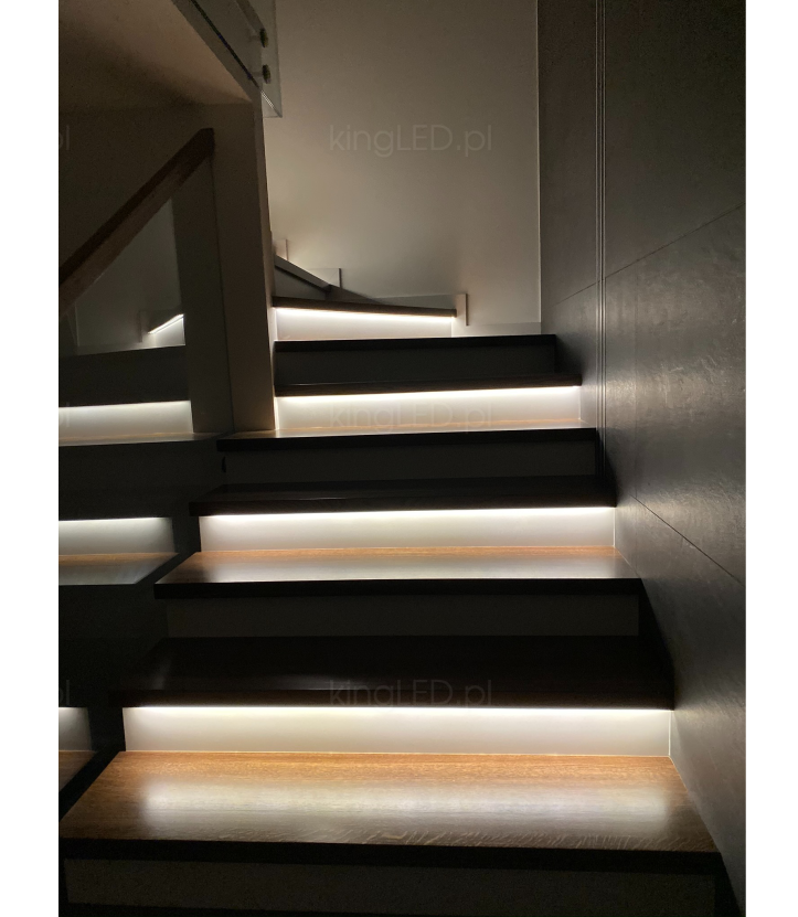 Efektowne schody dzięki podświetleniu na całej długości