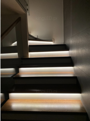 Równomiernie podświetlone schody na całej szerokości