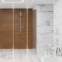 Łazienka z kafelkami imitującymi marmur na ścianach i podłodze.