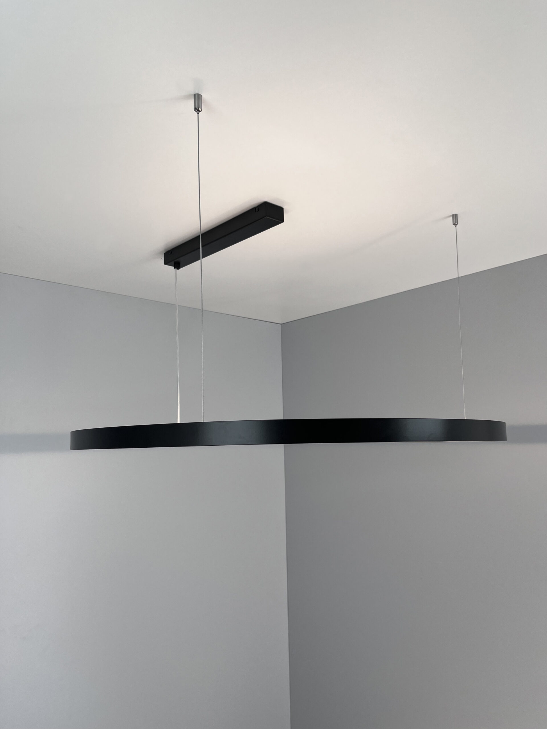Lampa wisząca Ring w kolorze czarnym z światłem ledowym