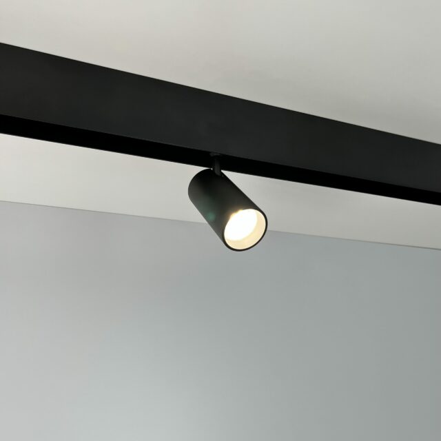 Reflektor ruchomy ze światłem ledowym do szyny magnetycznej