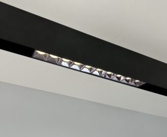Lampa ledowa o mocy 20W montowana w szynie magnetycznej z bliska