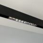 Lampa ledowa o mocy 20W montowana w szynie magnetycznej z bliska