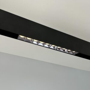 Lampa ledowa o mocy 20W montowana w szynie magnetycznej z bliska