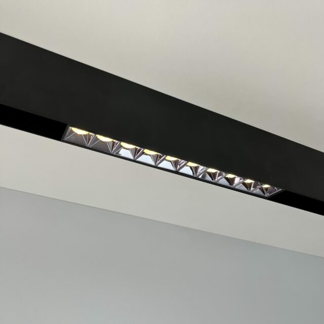 Lampa ledowa o mocy 20W montowana w szynie magnetycznej z bliska