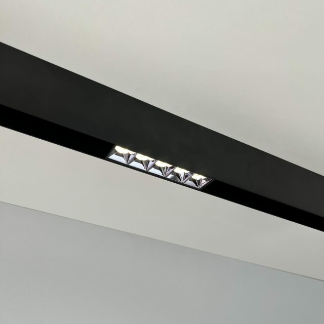 Lampa ledowa o mocy 10W montowa do szyny magnetycznej