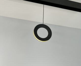 Lampa wisząca RING ze światłem ledowym do systemu szynowego w kolorze czarnym