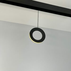 Lampa wisząca RING ze światłem ledowym do systemu szynowego w kolorze czarnym