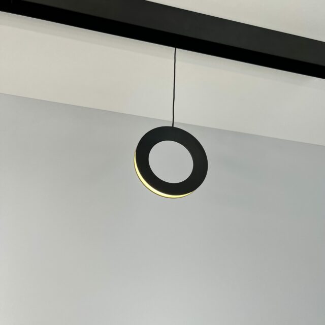 Lampa wisząca RING ze światłem ledowym do systemu szynowego w kolorze czarnym