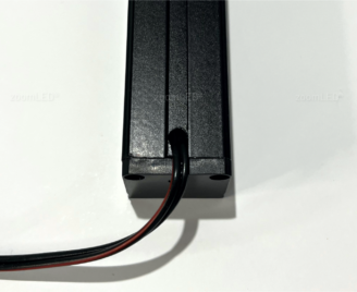 Kabel zasilający wyciągnięty z tyłu obudowy profilu ledowego