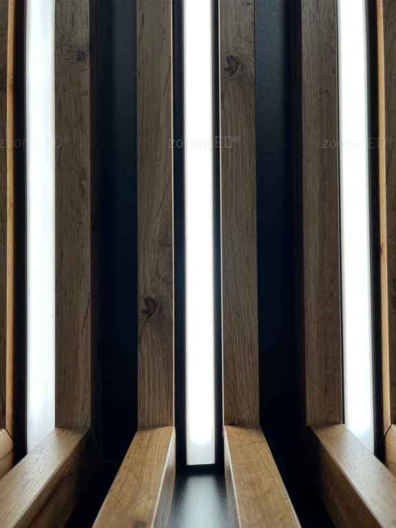 Świecące profile ledowe zamontowane w lamelach drewnianych