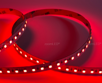 Zwój włączonej taśmy led w kolorze czerwonym