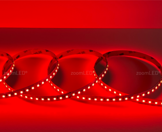 Kilka zwojów włączonej taśmy led w kolorze czerwonym
