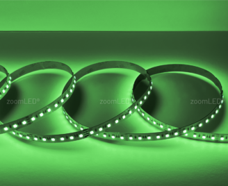 Kilka zwojów włączonej taśmy led w kolorze zielonym