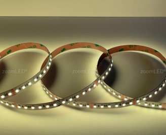 Kilka zwojów włączonej taśmy led