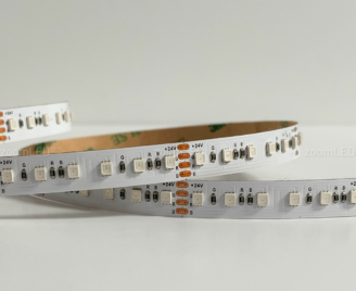 Taśma ledowa RGB widziana z bliska w miejscu podłączenia