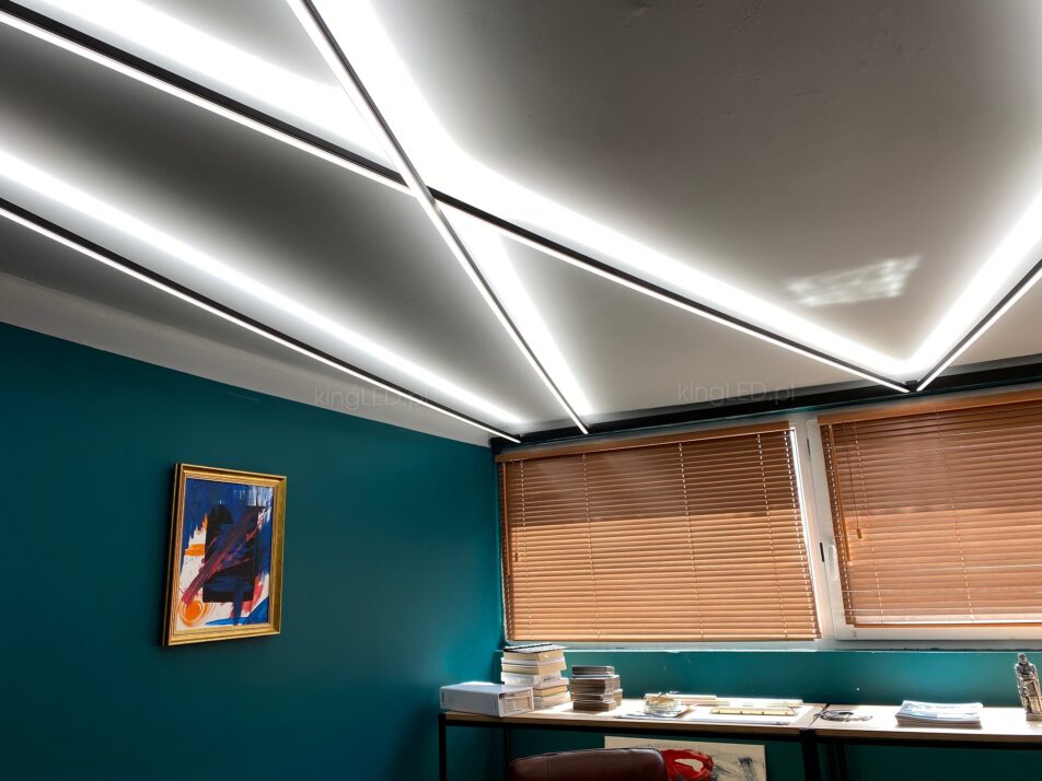 Pomieszczenie o intensywnych kolorach oświetlone liniowym światłem zamontowanym na suficie