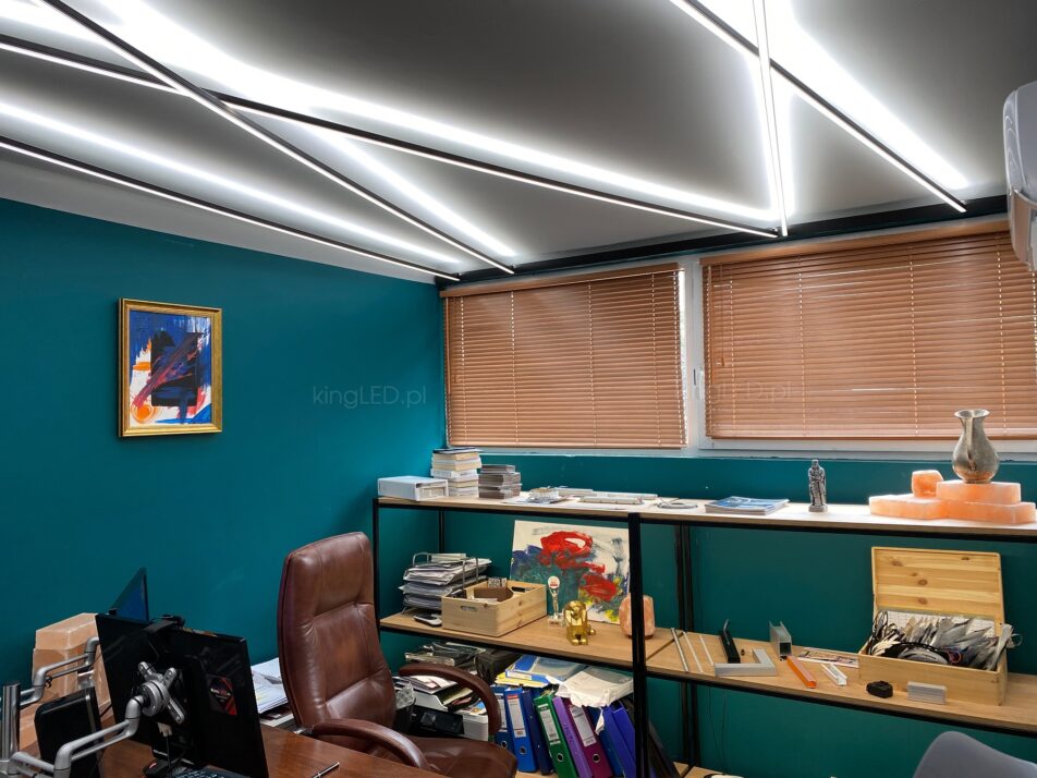 Przestrzeń biurowa oświetlona liniowym światłem