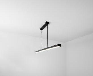 Lampa wisząca w kolorze czarnym i czarnym kablem widziana z boku