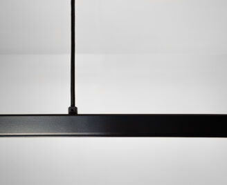 Lampa wisząca w kolorze czarnym i czarnym kablem w miejscu łączenia