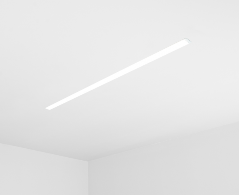 Lampa wpuszczana w sufit w całej okazałości w białym kolorze i jasnym światłem