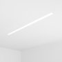 Lampa wpuszczana w sufit w całej okazałości w białym kolorze i jasnym światłem