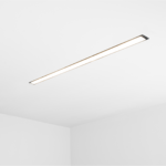 Lampa wpuszczana w sufit w całej okazałości w czarnym kolorze
