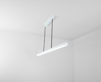 Lampa wisząca w kolorze białym i czarnym kablem