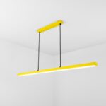 Lampa wisząca w kolorze żółtym i czarnym kablem